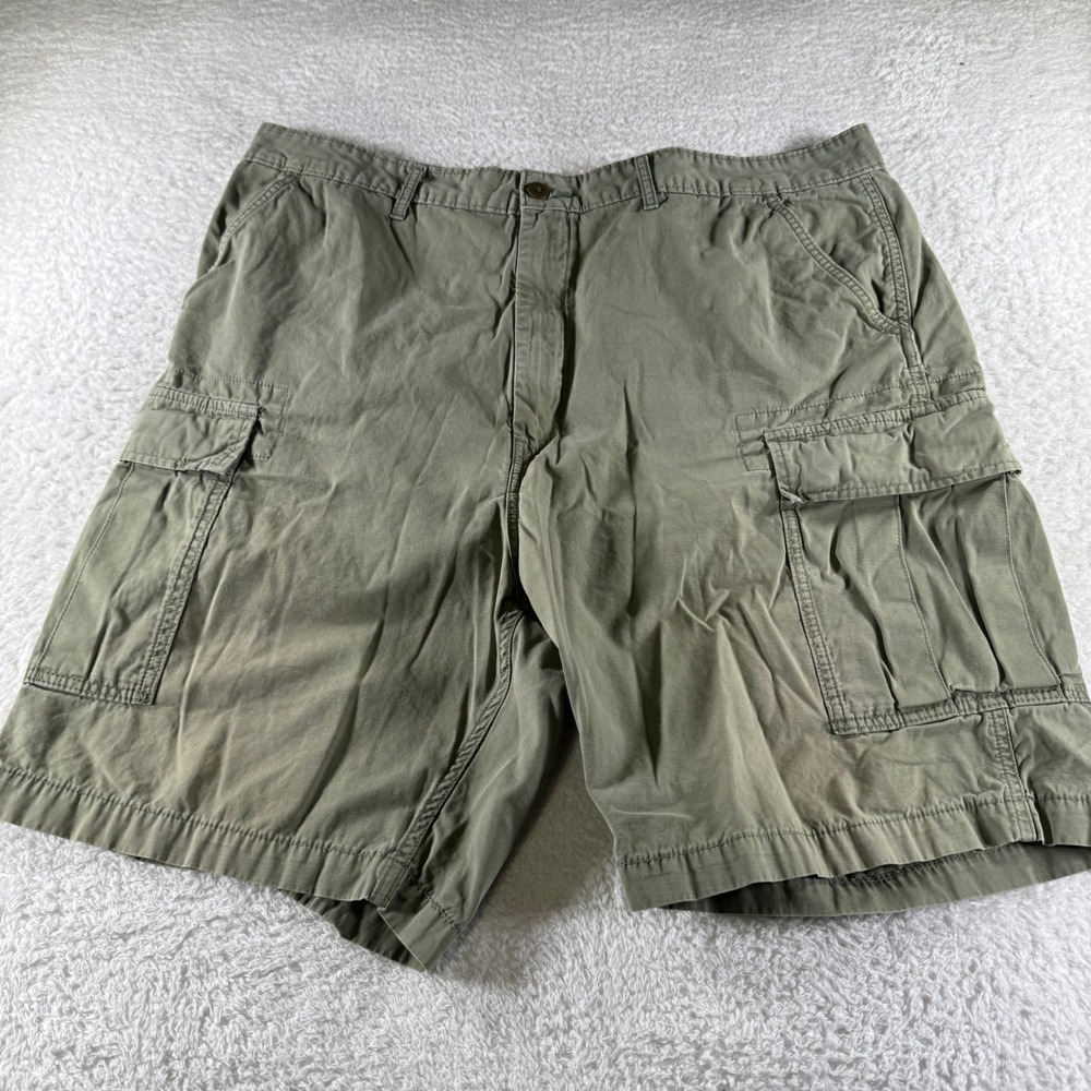 Y2K Levi's Cargo Shorts Green Khaki Pockets‎ Size 42 x 9" Inseam Clean Used